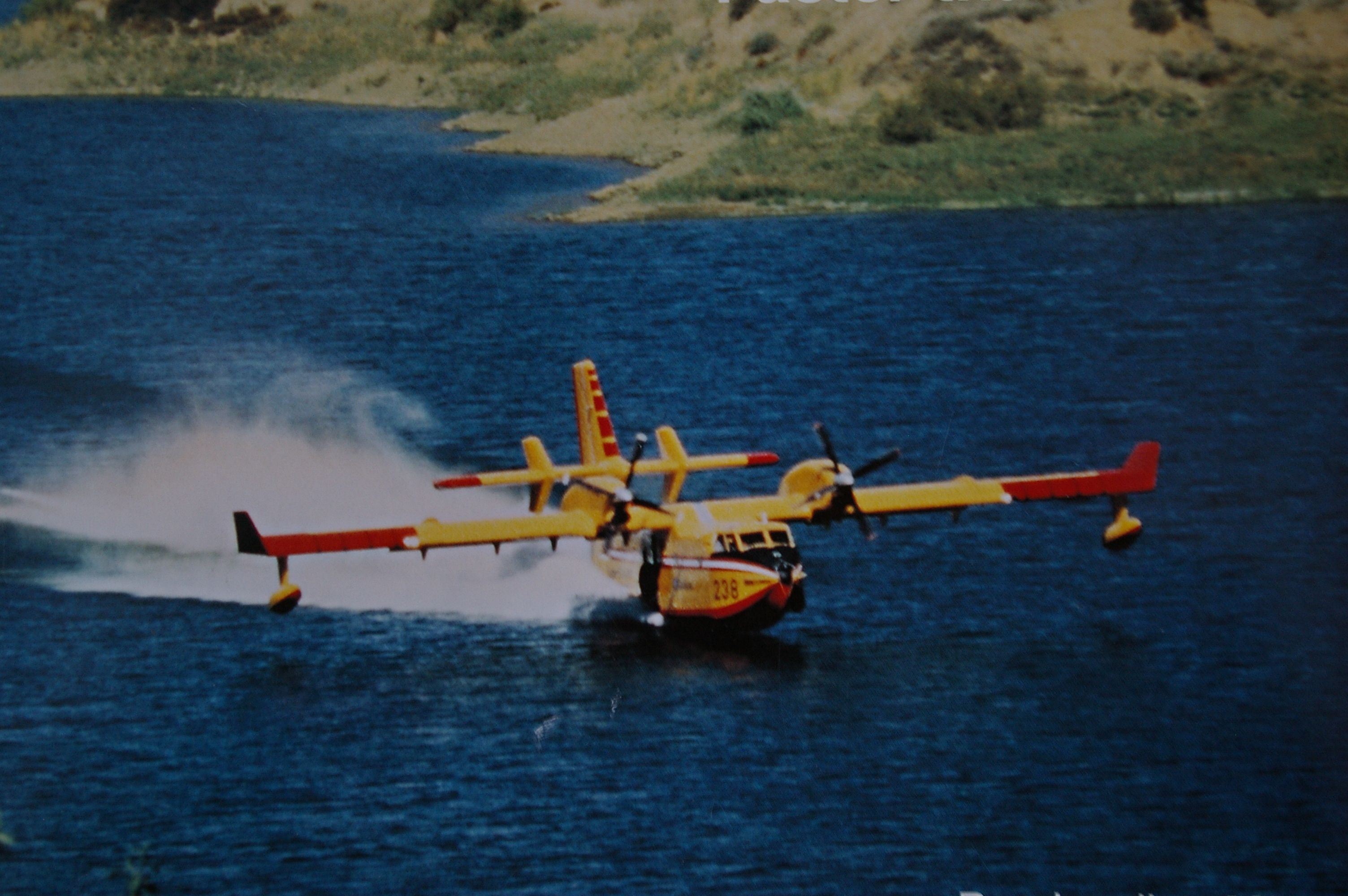 Canadair CL-415 SuperScooper — - CL-415 canadien écopant sur un lac. (Canada) Gouvernement du Québec,Canada.