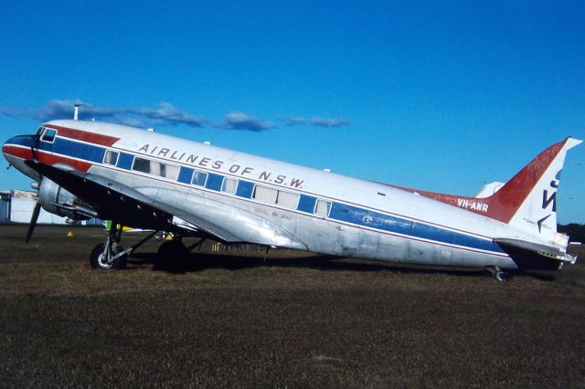 Beechcraft 55 Baron (VH-ANR) - AIRLINES OF NEW SOUTH WALES - DOUGLAS DC-3-194B - REG : VH-ANR (CN 1944) - CAMDEN NSW. AUSTRALIA - YSCN 29/6/1988 35MM SLIDE CONVERSION USING A LIGHTBOX AND A NIKON L810 DIGITAL CAMERA IN THE MACRO MODE.