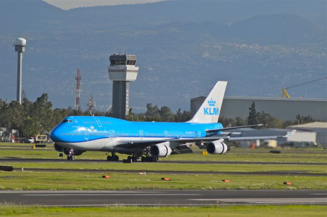 Boeing 747-400 (PH-BFT) - Boeing B747-406(M) of KLM is braking after to land on 05R runway in Mexico City Airport (Photo July 21th 2018).