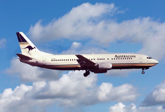 BOEING 737-400 (VH-TJN) - AUSTRALIAN AIRLINES - BOEING 737-476 - REG : VH-TJN (CN 24439/2265) - ADELAIDE INTERNATIONAL AIRPORT SA. AUSTRALIA - YPAD (1/1/1993)