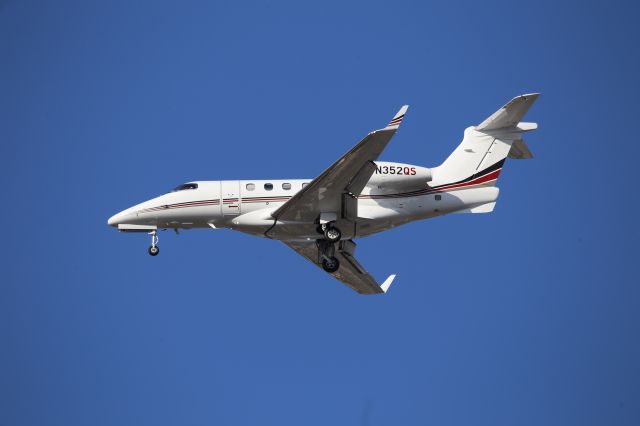 Embraer Phenom 300 (N352QS)
