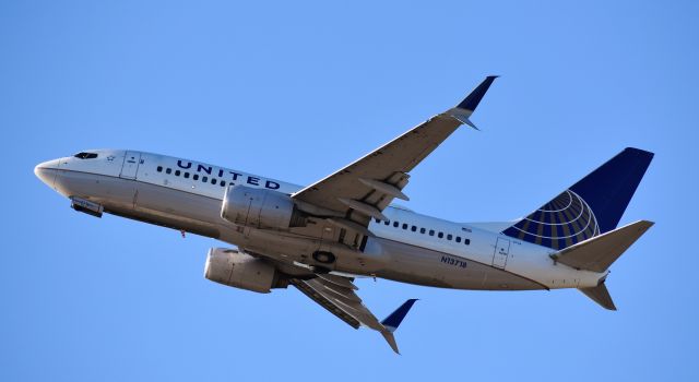 Boeing 737-700 (N13718) - Windmageddon 2018 strikes terror into the hearts of pilots and passengers alike here at RDU! Well, maybe not THAT bad, but this was one go-around of many.  From the RDU observation deck, 3/2/18.