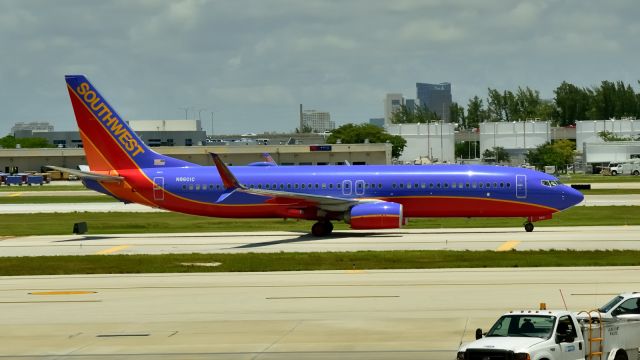 Boeing 737-800 (N8601C)