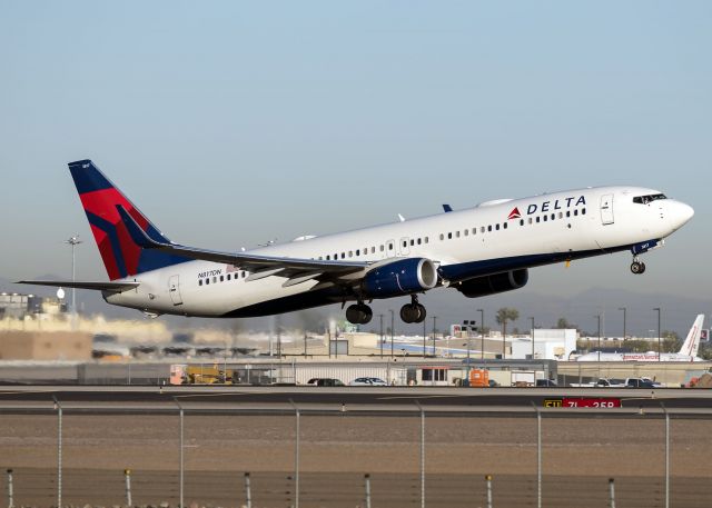 Boeing 737-800 (N817DN)