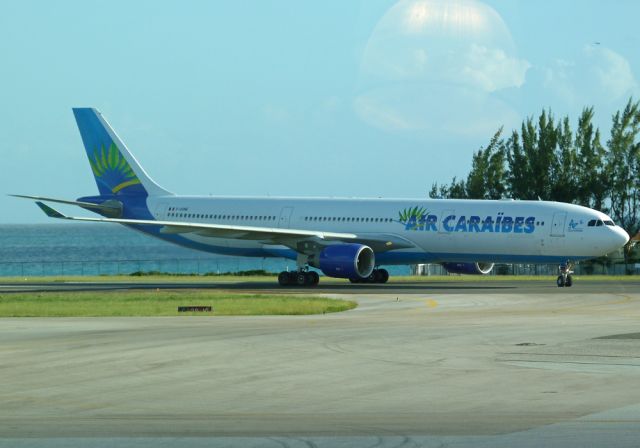 Airbus A330-300 (F-OONE) - taxiing to the gate