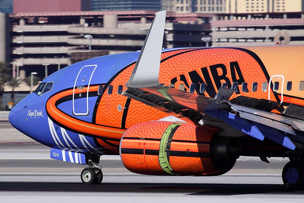 Boeing 737-700 (N224WN) - The apparent texture of the basketball on 'Slam Dunk One' is incredible.