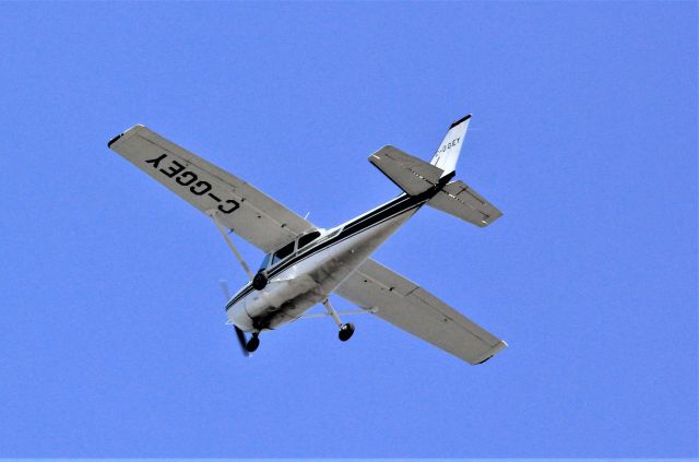 C-GGEY — - C-GGEY CESSNA 172N SKYHAWK LANAUDAIR INC. survolant la ville de Lavaltrie QC. le 10-05-2022 à 15:01