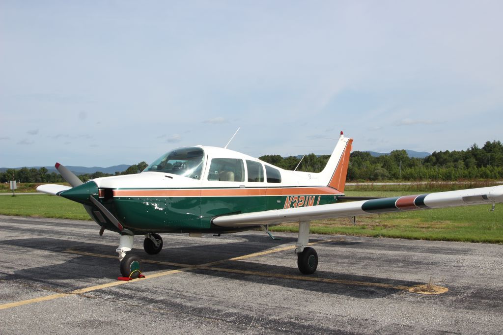 N321MJ — - N321MJ 1976 BEECH C23 GORMAIR INC BIRMINGHAM, MICHIGAN br /KDDH William H. Morse State Airport (Bennington, VT)br /Photo taken by Christopher Wright 