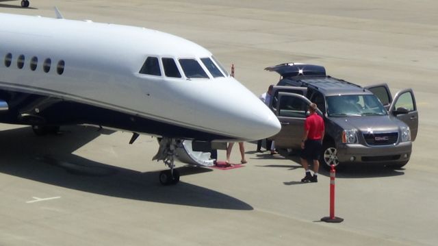 Dassault Falcon 2000 (N98RP) - Preparing for boarding.