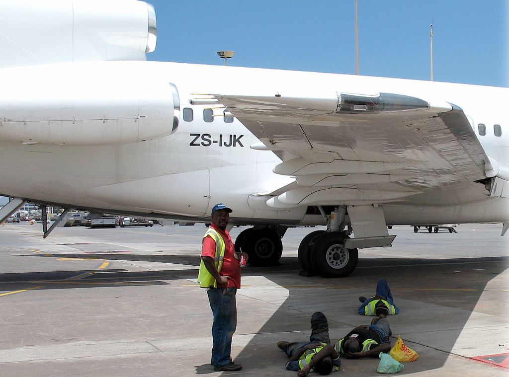 Boeing 727-100 (ZS-IJK) - It is hot in South Africa!