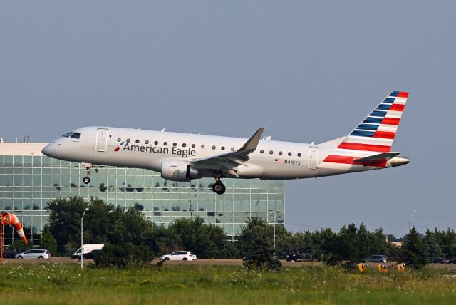Embraer 175 (N418YX)