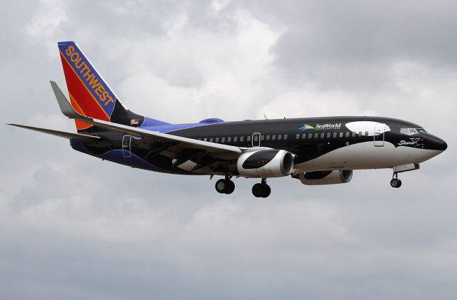 Boeing 737-700 (N713SW) - Landing at the airport.