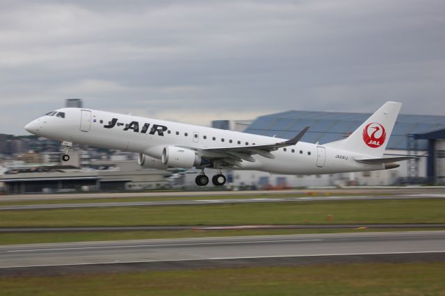 Embraer ERJ-190 (JA241J)