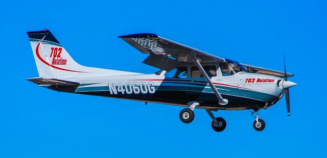 Cessna Skyhawk (N4060G) - N4060G Cessna 172M Skyhawk s/n 17264771 - North Las Vegas Airport  KVGTbr /Photo: TDelCorobr /December 29, 2023