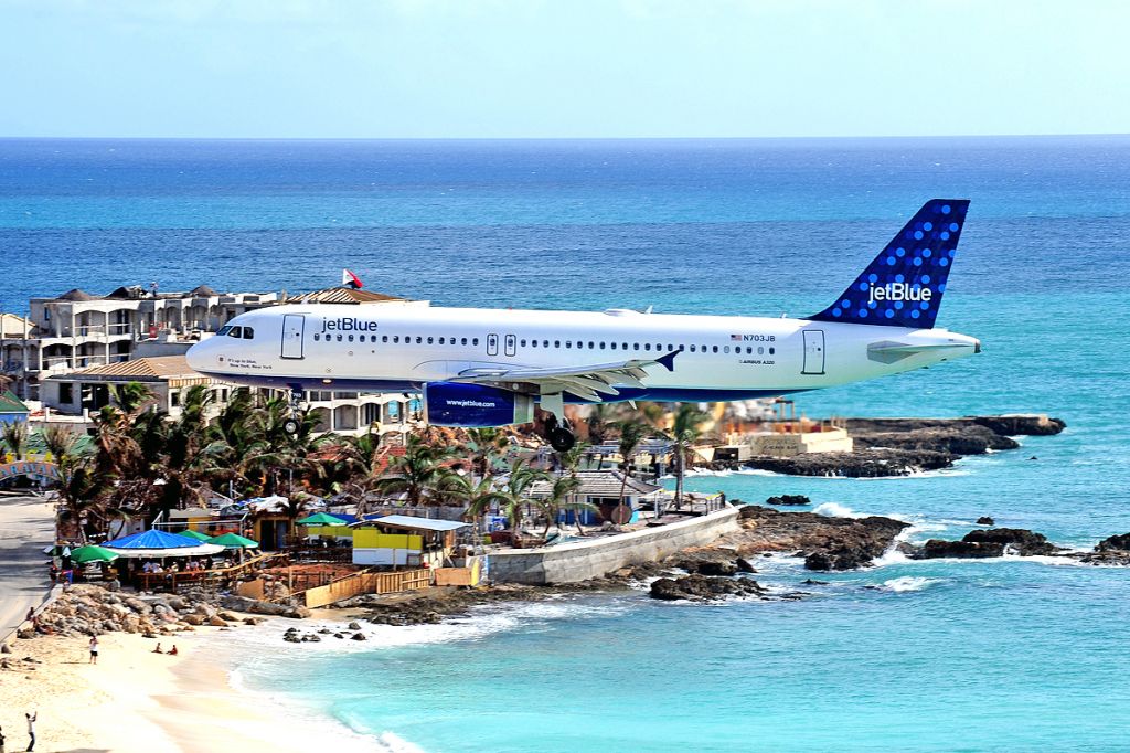 Airbus A320 (N703JB) - In 2008 JB were the new kid on the block in SXM...no more.