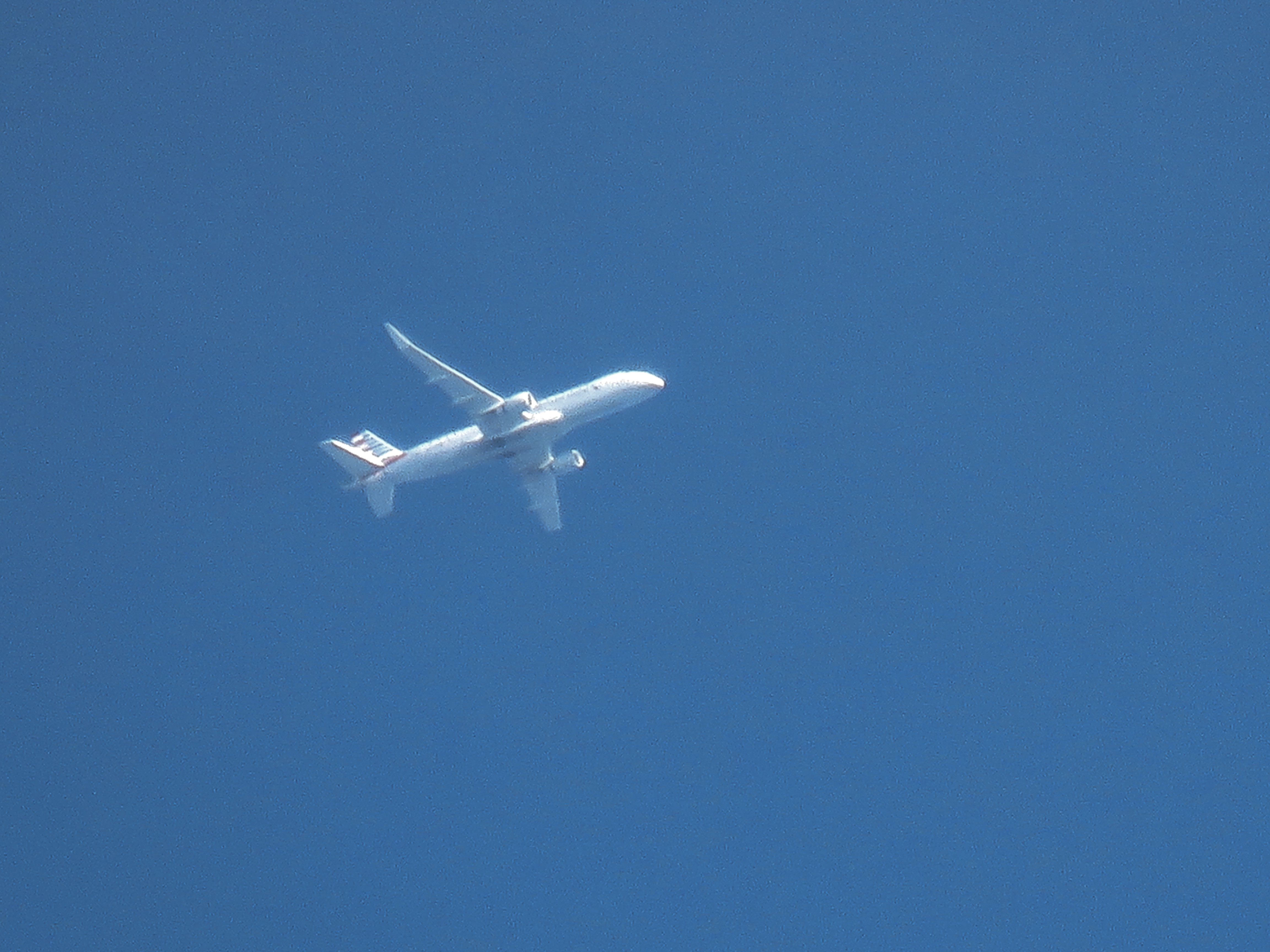 Embraer 175 (N236NN)