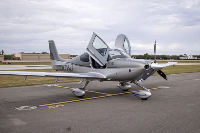 Cirrus SR-22 (N715LP)
