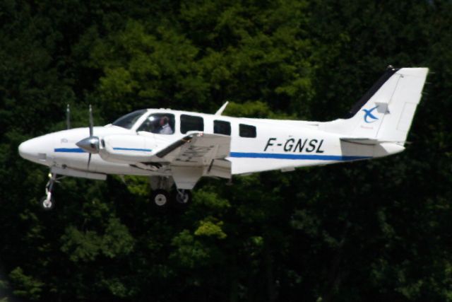 Beechcraft Baron (58) (F-GNSL) - On short finals for rwy 23 on 29-May-18.