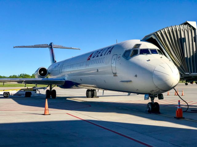 McDonnell Douglas MD-88 (N906DE)