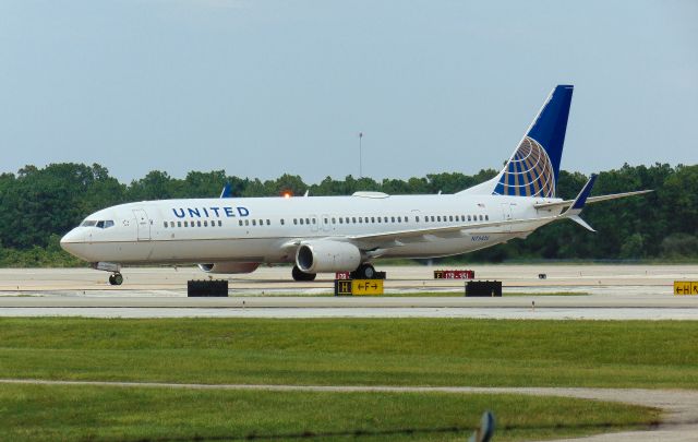 Boeing 737-900 (N75426)