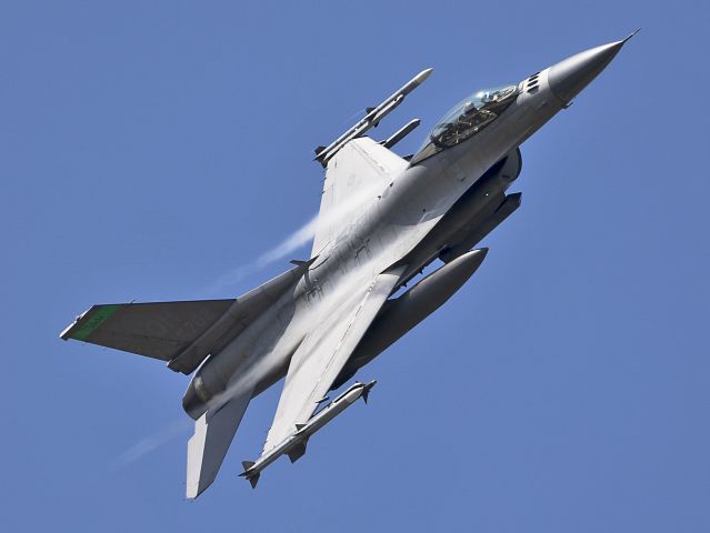 Lockheed F-16 Fighting Falcon (90-0702) - One of the Stingers from the 180th Fighter Wing, 112th Fighter Squadron, Ohio ANG, banking to the south after a low approach.