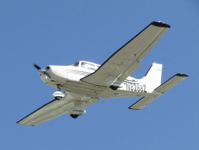 Piper Cherokee (N8288Z) - Landing RWY 24 