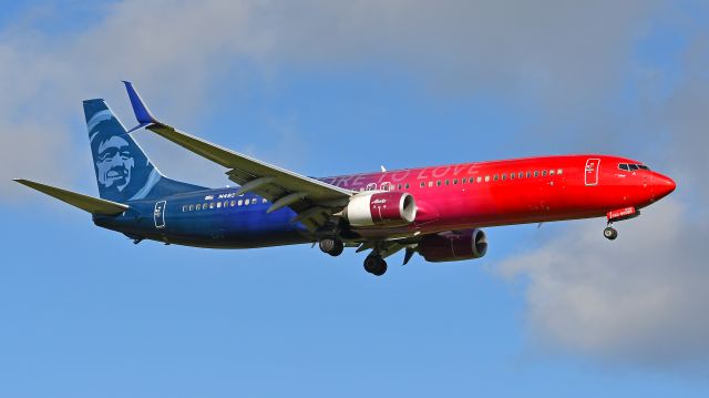 Boeing 737-900 (N493AS) - Alaska Airlines Boeing 737-900ER (N493AS) "More to Love" arrives KRDU Rwy 23R on 7/09/2023 at 6:00 pm.