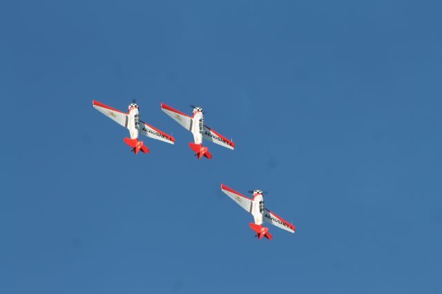 — — - North American AT-6 Texan.  Aeroshell Acrobatic Team