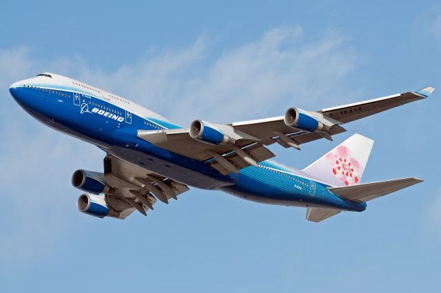 Boeing 747-400 (B-18210)