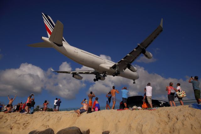 Airbus A340-300 (F-GLZO) - Maho Beach le 10/12/2015.