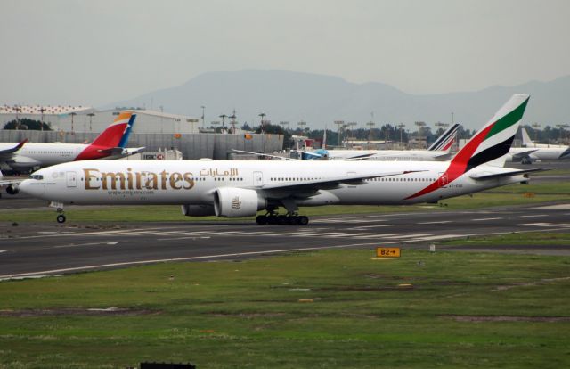 BOEING 777-300 (A6-EGD) - Emirates / Boeing 777-31H(ER) / MSN 38988 / A6-EGD / MMMX 08/2020