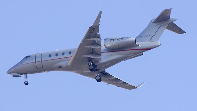 Canadair Challenger 350 (9H-VCN)