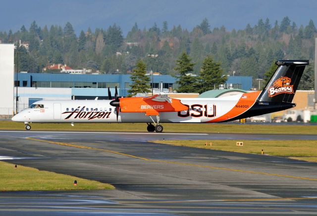 de Havilland Dash 8-400 (N440QX) - Oregon State University (OSU) sports team Beavers theme