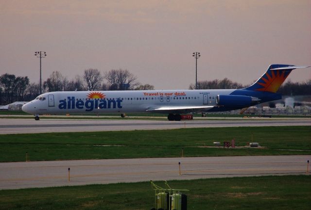 McDonnell Douglas MD-80 (N421NV) - Taxiing to the gate