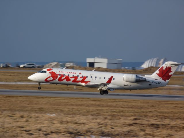 Canadair Regional Jet CRJ-200 (C-GJZJ) - landing on #25