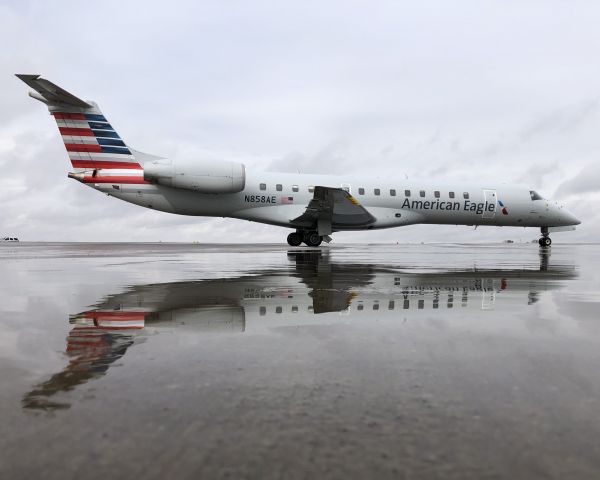 Embraer ERJ-135 (N858AE)