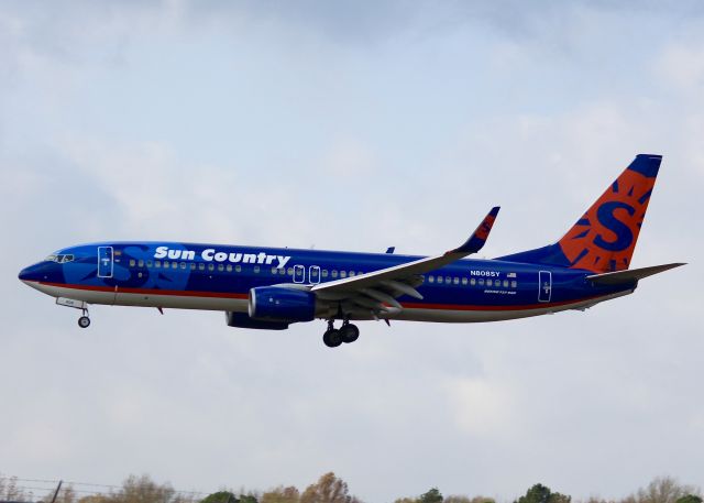 Boeing 737-800 (N808SY) - Landing at Shreveport Regional.