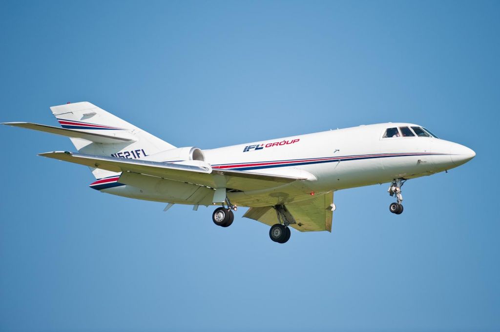 Dassault Falcon 20 (IFL521) - Arriving Hickory on Rwy 24 - 5.May.10