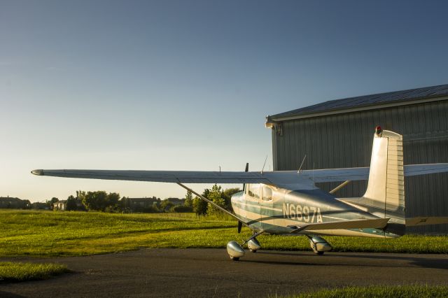 Cessna Skyhawk (N6697A)