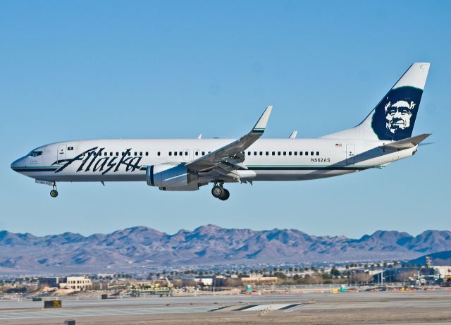 Boeing 737-800 (N562AS)