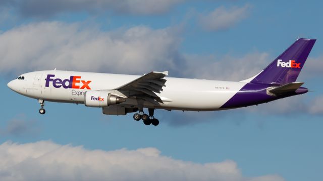 Airbus A300F4-600 (N675FE) - Runway 36C arival from Memphis