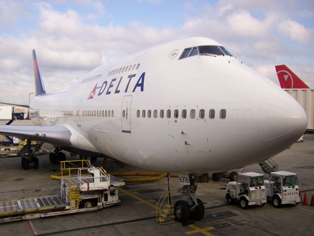 Boeing 747-400 (N676NW)