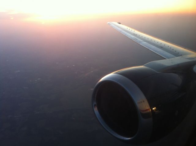 BOEING 737-300 (N574US)