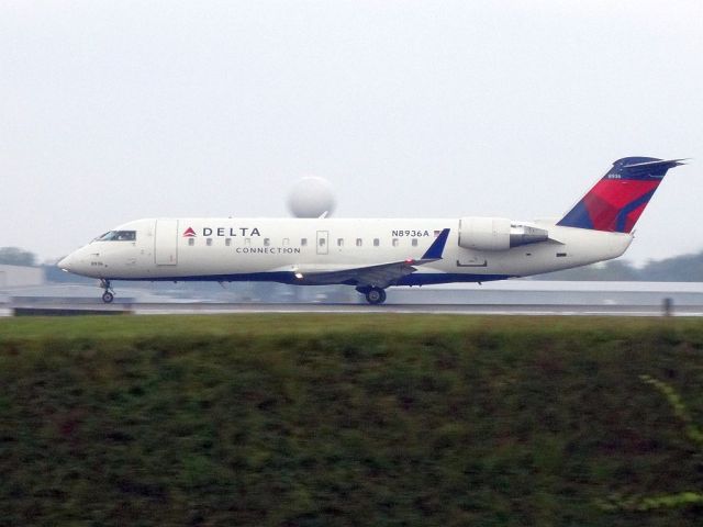 Canadair Regional Jet CRJ-200 (N8936A)