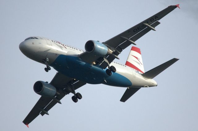 Airbus A319 (OE-LDA) - approaching runway 08 at Innsbruck