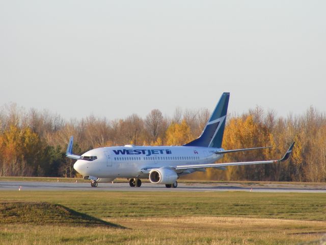 Boeing 737-700 (C-FWSF)
