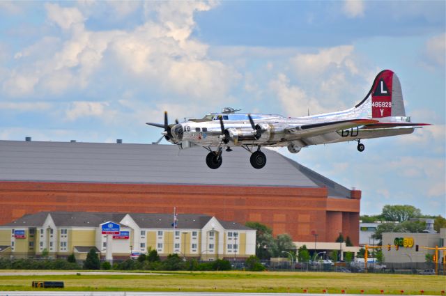 Boeing B-17 Flying Fortress (N3193G) - B17 Yankee Lady landing Runway 36 Fargo, July 20, 2010