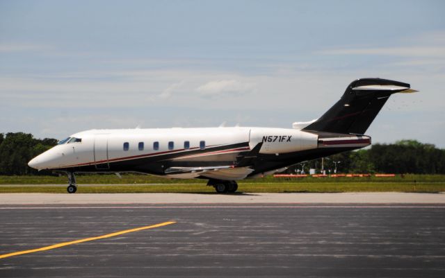 Canadair Challenger 350 (N571FX)