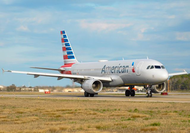 Airbus A320 (N128UW)