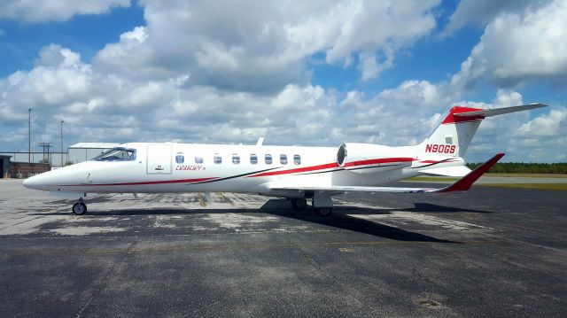 Bombardier Learjet 75 (N90GS)